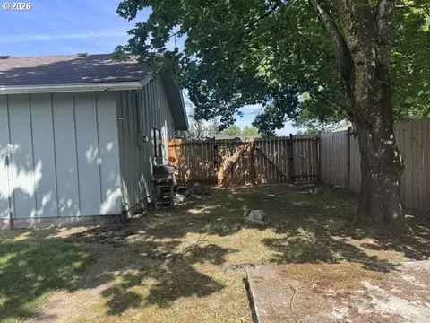 Exterior - 730 Arcadia Dr, Eugene, OR 97401 photo 2 of 5