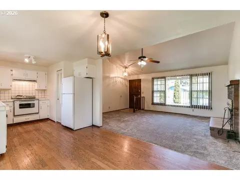 Living - 730 Arcadia Dr, Eugene, OR 97401 photo 1 of 2