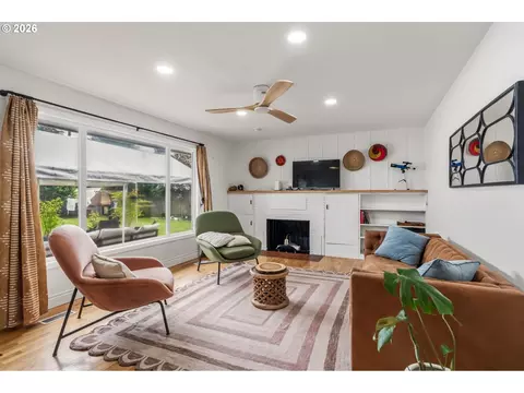 Living - 807 Vincent St, Eugene, OR 97401 photo 1 of 1
