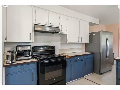 Kitchen - 807 Vincent St, Eugene, OR 97401 photo 3 of 4