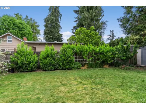Exterior - 807 Vincent St, Eugene, OR 97401 photo 3 of 5