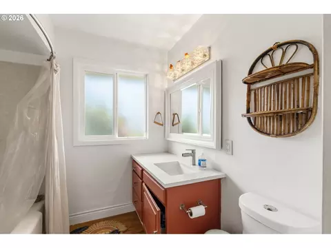 Bath - 807 Vincent St, Eugene, OR 97401 photo 1 of 1