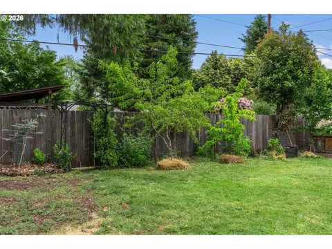 Exterior - 807 Vincent St, Eugene, OR 97401 photo 4 of 5