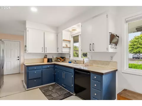 Kitchen - 807 Vincent St, Eugene, OR 97401 photo 2 of 4