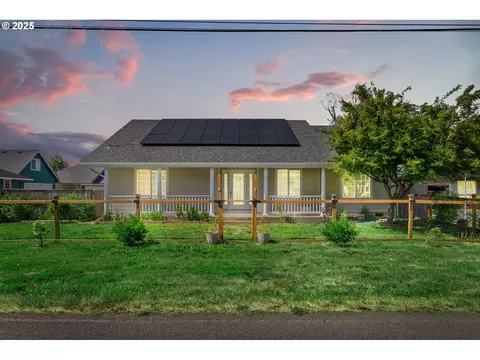 30 Village Dr, Creswell, OR 97426