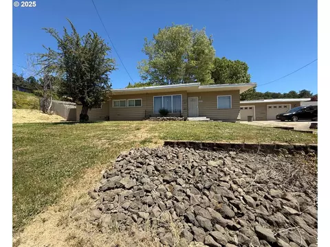 2297 NE Vine St, Roseburg, OR 97470