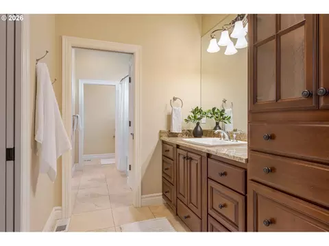 Bath - 3689 Marcella Dr, Eugene, OR 97408 photo 4 of 5