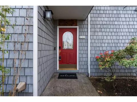 601 N Tomahawk Island Dr, Portland, OR 97217