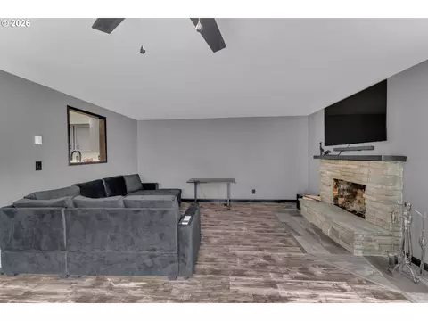 Living - 1735 Rainbow Dr, Springfield, OR 97477 photo 5 of 6