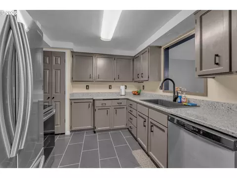 Kitchen - 1735 Rainbow Dr, Springfield, OR 97477 photo 1 of 2