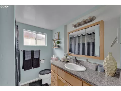 Bath - 1735 Rainbow Dr, Springfield, OR 97477 photo 1 of 1