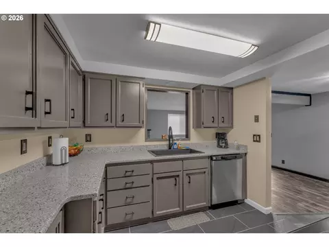 Kitchen - 1735 Rainbow Dr, Springfield, OR 97477 photo 2 of 2