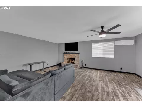 Living - 1735 Rainbow Dr, Springfield, OR 97477 photo 3 of 6