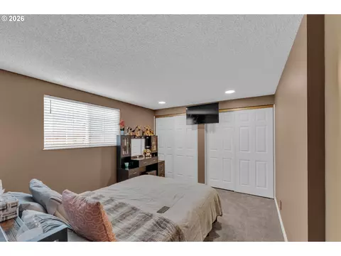 Bedroom - 1735 Rainbow Dr, Springfield, OR 97477 photo 1 of 2