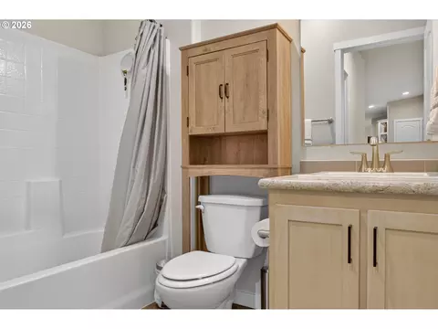 Bath - 3033 SW Terrace Dr, Pendleton, OR 97801 photo 3 of 3
