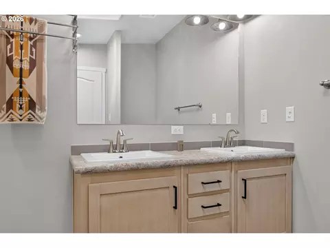 Bath - 3033 SW Terrace Dr, Pendleton, OR 97801 photo 2 of 3