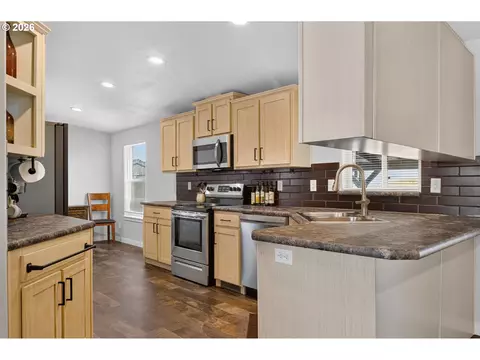 Kitchen - 3033 SW Terrace Dr, Pendleton, OR 97801 photo 1 of 2