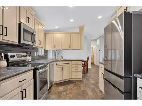 Kitchen - 3033 SW Terrace Dr, Pendleton, OR 97801 photo 2 of 2