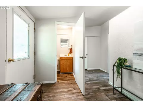 Entry Way - 3499 Western Dr, Eugene, OR 97401 photo 3 of 4