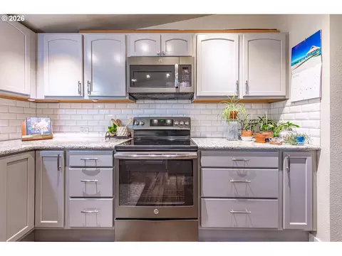 Kitchen - 3499 Western Dr, Eugene, OR 97401 photo 3 of 4
