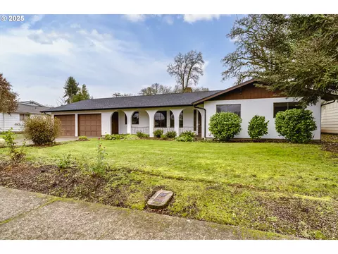 1120 Oak Dr, Junction City, OR 97448