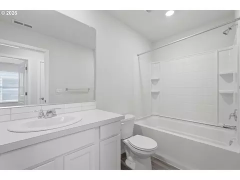 Bath - 861 N 19th Ave, Cornelius, OR 97113 photo 3 of 3