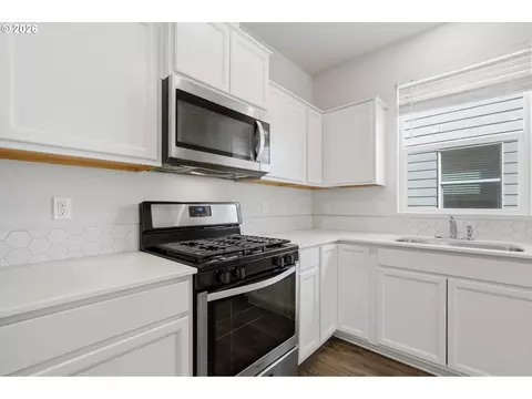 Kitchen - 861 N 19th Ave, Cornelius, OR 97113 photo 4 of 4