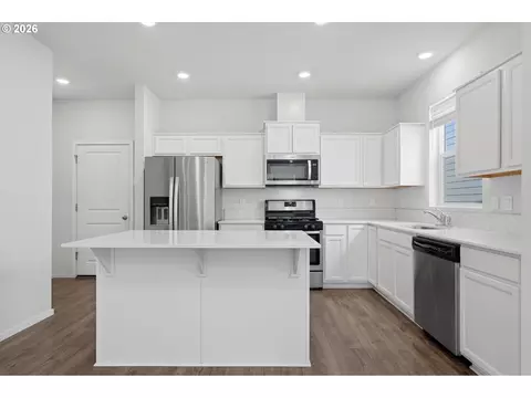 Kitchen - 861 N 19th Ave, Cornelius, OR 97113 photo 1 of 4