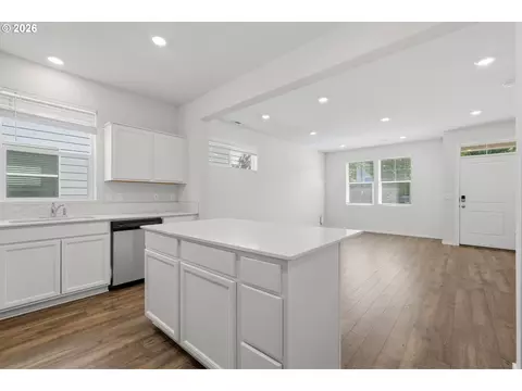 Kitchen - 861 N 19th Ave, Cornelius, OR 97113 photo 3 of 4
