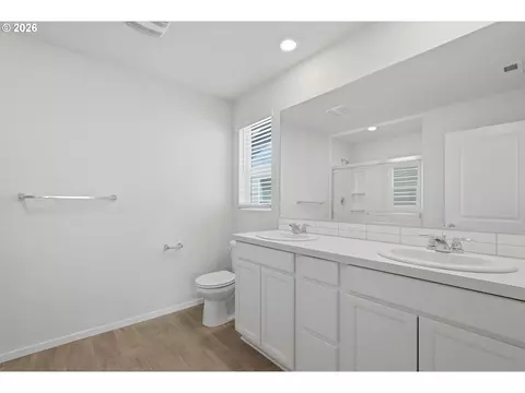 Bath - 861 N 19th Ave, Cornelius, OR 97113 photo 1 of 3