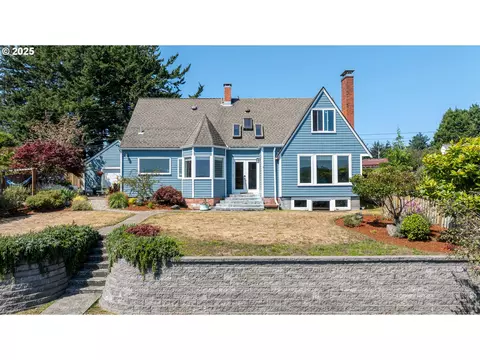 1371 Bayview St, North Bend, OR 97459