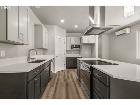 Kitchen - 177 NW Mawrcrest Ave, Gresham, OR 97030 photo 1 of 2