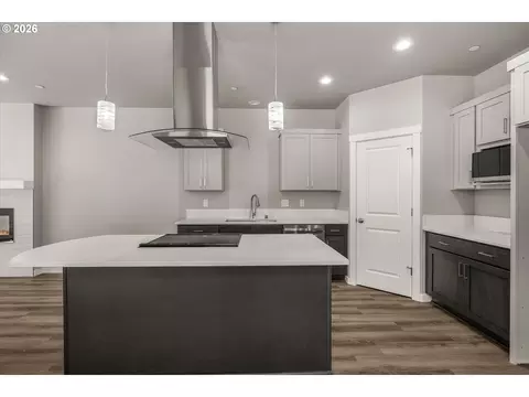 Kitchen - 177 NW Mawrcrest Ave, Gresham, OR 97030 photo 2 of 2