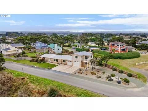 975 Ocean Dr SW, Bandon, OR 97411