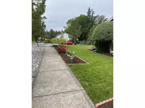 Exterior - 2331 SW 27th Dr, Gresham, OR 97080 photo 6 of 7