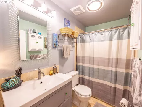 Bath - 2331 SW 27th Dr, Gresham, OR 97080 photo 2 of 2