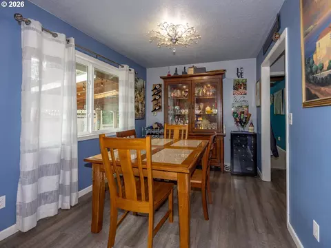 Dining - 2331 SW 27th Dr, Gresham, OR 97080 photo 2 of 3
