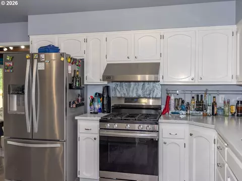 Kitchen - 2331 SW 27th Dr, Gresham, OR 97080 photo 2 of 4