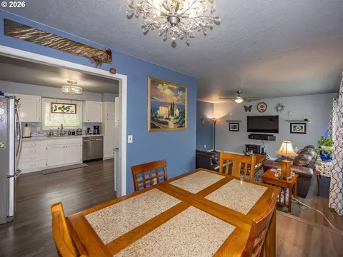Dining - 2331 SW 27th Dr, Gresham, OR 97080 photo 3 of 3