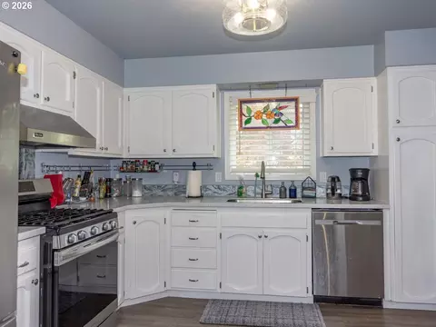 Kitchen - 2331 SW 27th Dr, Gresham, OR 97080 photo 3 of 4