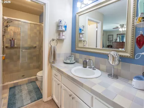 Bath - 2331 SW 27th Dr, Gresham, OR 97080 photo 1 of 2