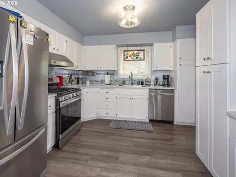 Kitchen - 2331 SW 27th Dr, Gresham, OR 97080 photo 4 of 4