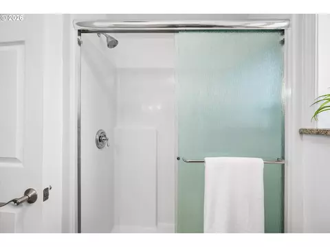 Bath - 3820 Kendra St, Eugene, OR 97404 photo 2 of 2