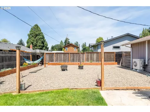 Exterior - 3820 Kendra St, Eugene, OR 97404 photo 7 of 10