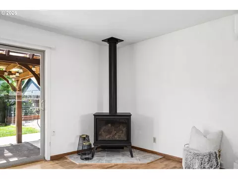 Living - 3820 Kendra St, Eugene, OR 97404 photo 3 of 4