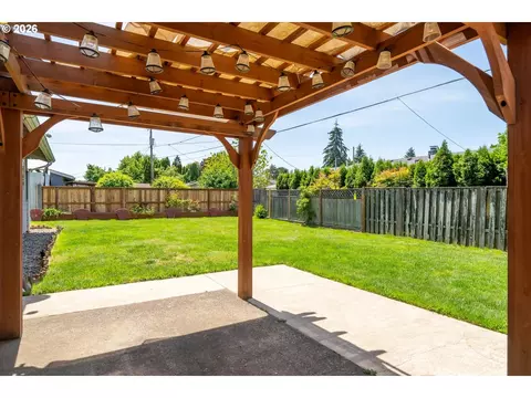 Exterior - 3820 Kendra St, Eugene, OR 97404 photo 3 of 10