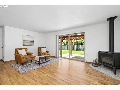 Living - 3820 Kendra St, Eugene, OR 97404 photo 2 of 4