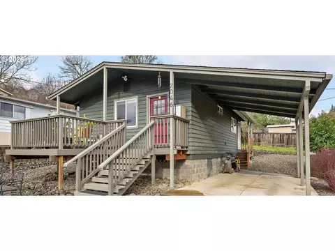 2046 NE Freemont Ave, Roseburg, OR 97470