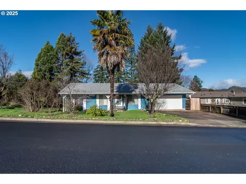 2020 Del Mar Dr, Roseburg, OR 97471