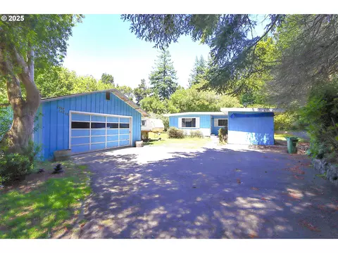 2932 Ash St, North Bend, OR 97459